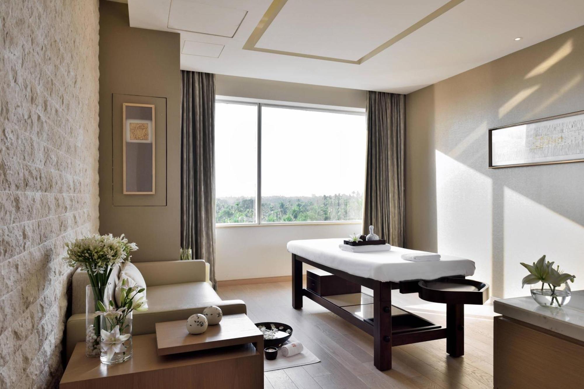 Kochi Marriott Hotel Exterior foto A massage table in a spa